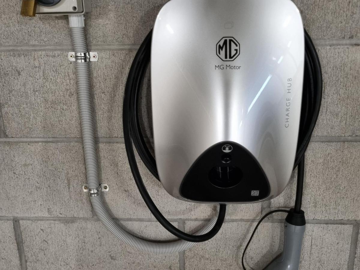 الشقق الفندقية Sacred Waters تاوبو المظهر الخارجي الصورة MG Motor UK charging station