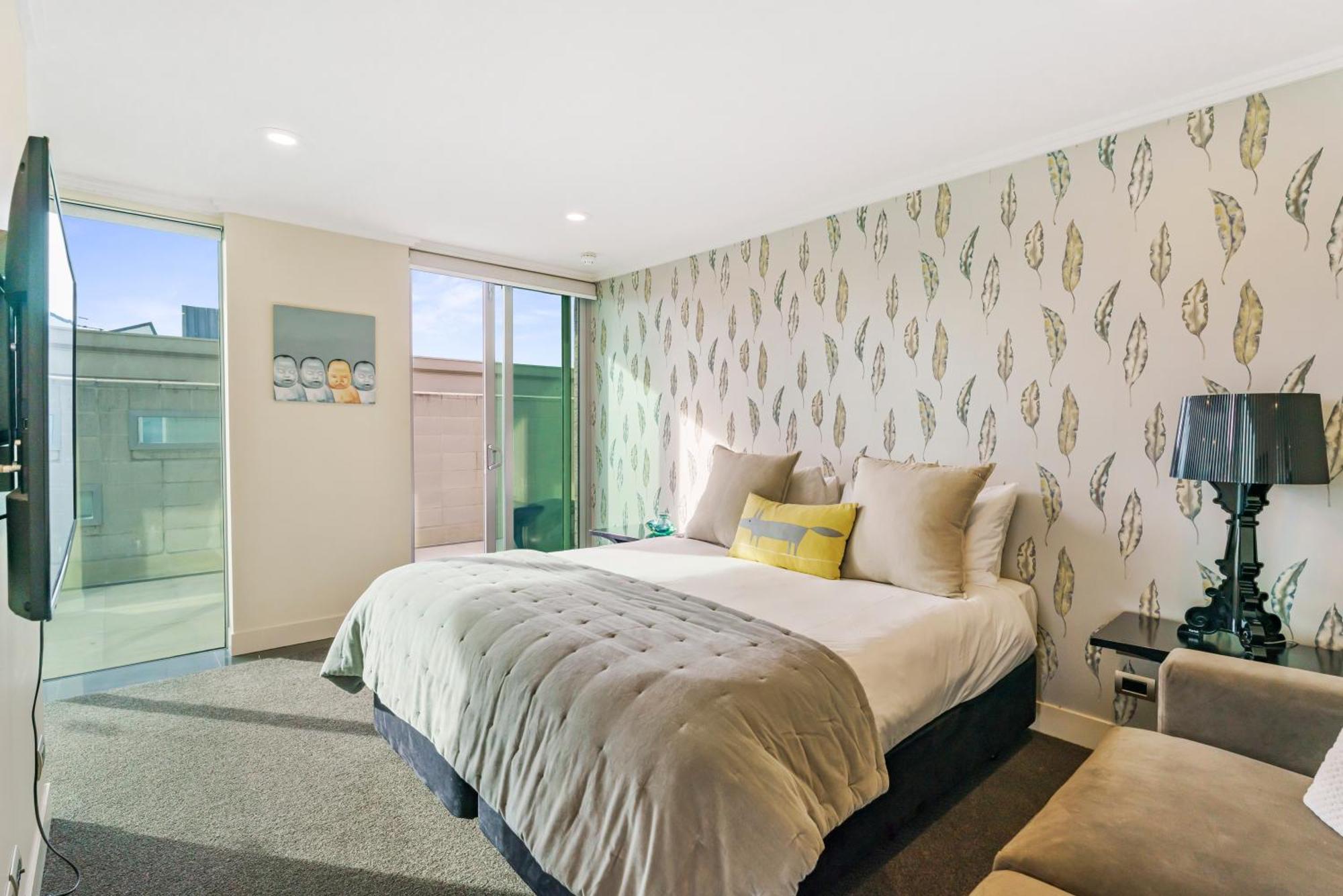 الشقق الفندقية Sacred Waters تاوبو المظهر الخارجي الصورة A bedroom in a modern apartment