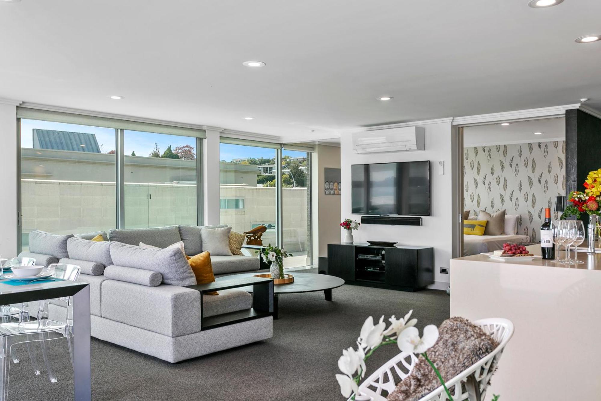 الشقق الفندقية Sacred Waters تاوبو المظهر الخارجي الصورة A living room in a penthouse apartment