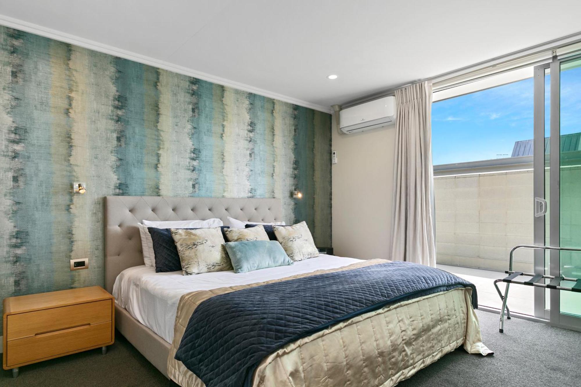 الشقق الفندقية Sacred Waters تاوبو المظهر الخارجي الصورة A bedroom with a bed
