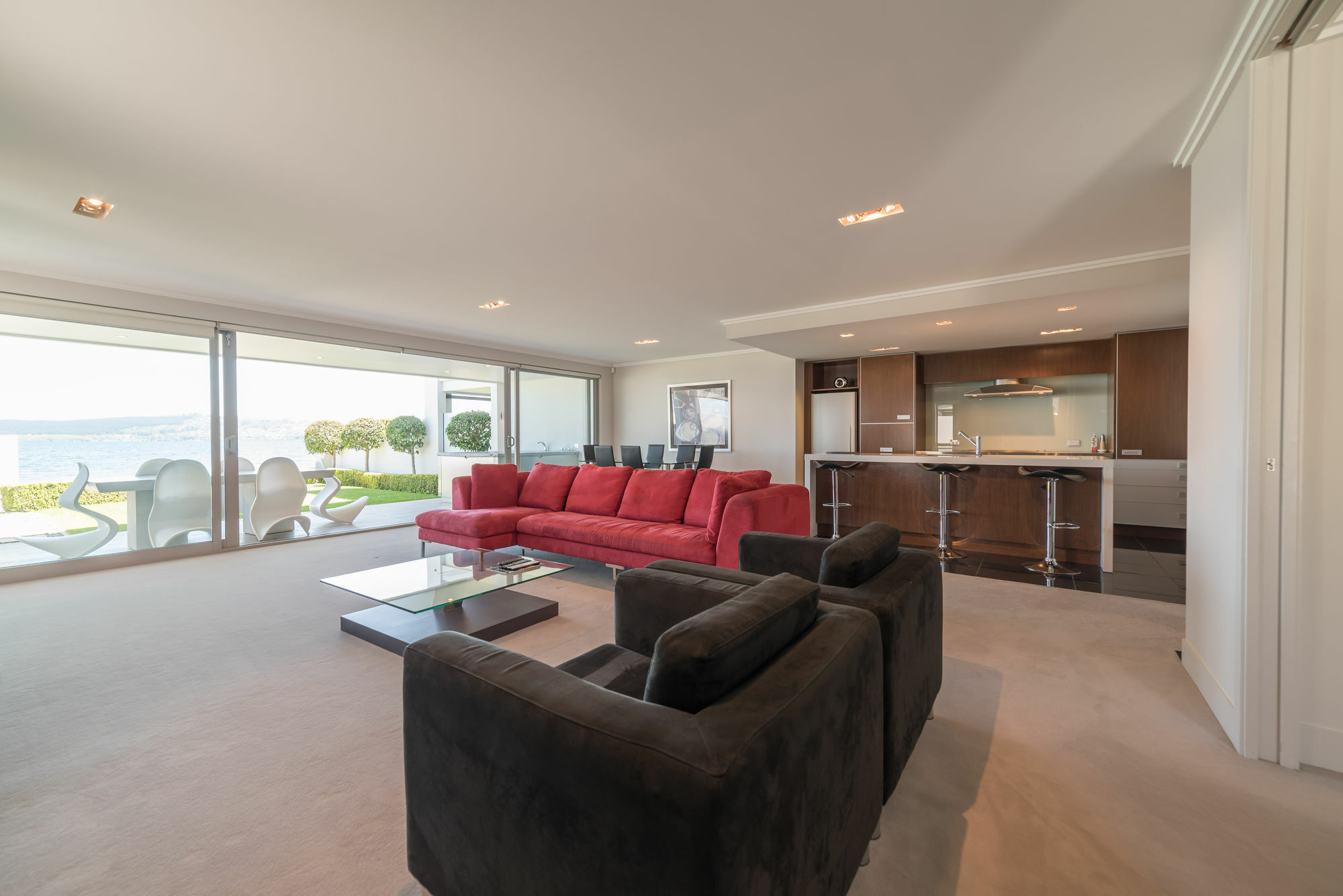 الشقق الفندقية Sacred Waters تاوبو المظهر الخارجي الصورة A living room in a modern house