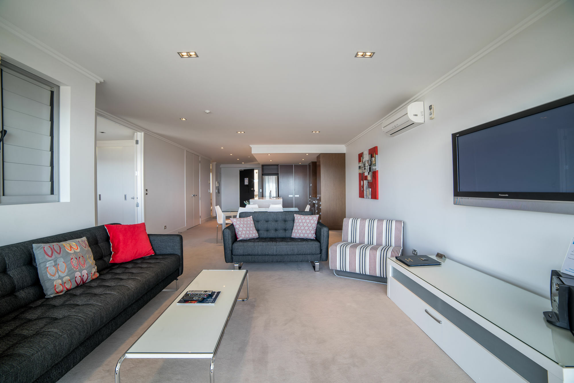 الشقق الفندقية Sacred Waters تاوبو المظهر الخارجي الصورة A living room in a modern apartment